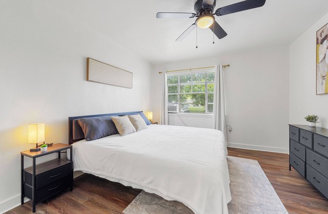 Studio Near Downtown - King Bed - Walk to Tiger Stadium