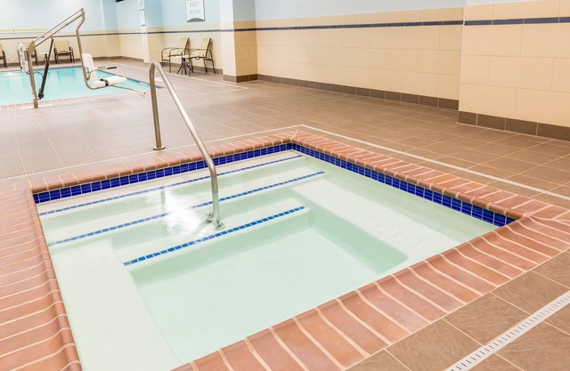 Studio accessible aux personnes à mobilité réduite près du centre-ville avec navette gratuite, petit-déjeuner et accès à la piscine!