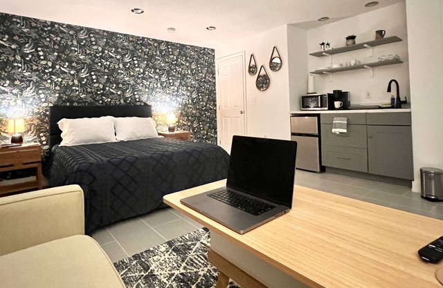 Studio Near the Parks, Airport, UCF, Valencia!