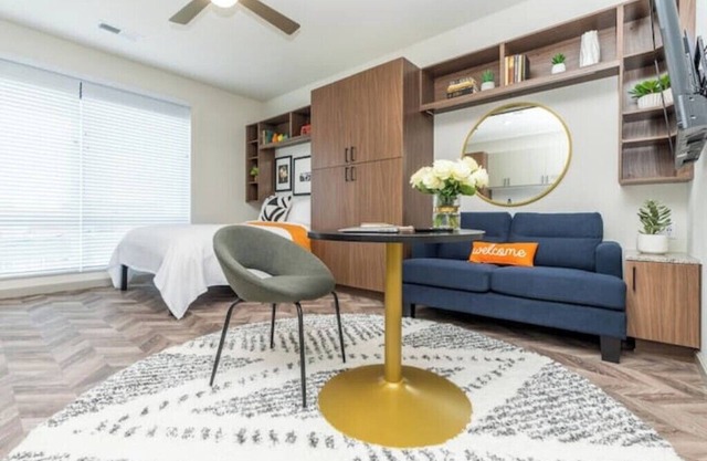 Studio near UIUC/Yugo Guest Suites C