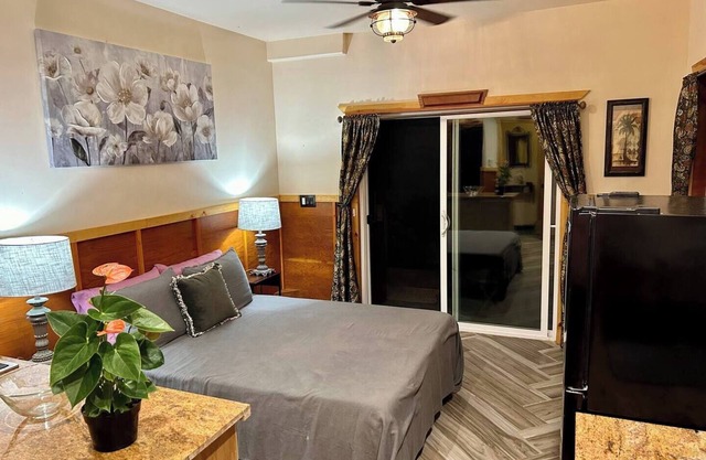 Studio Phoenix, Pet Friendly Near Black Sand Beach Kitchen Dryer Washer & WiFi