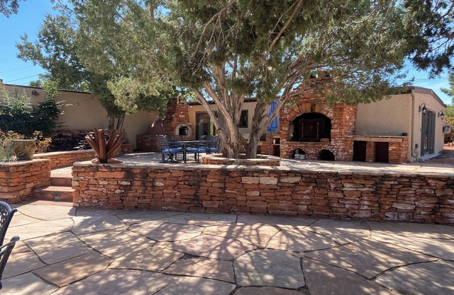 Studio, Pool, breath taking views, near hiking trails and restaurants