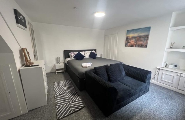 Studio indépendant avec cour arrière privée