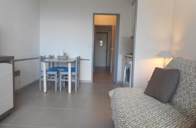 Studio Rénové en Bord de Mer avec Terrasse, Parking et Wifi à Villeneuve-Loubet - FR-1-252A-29