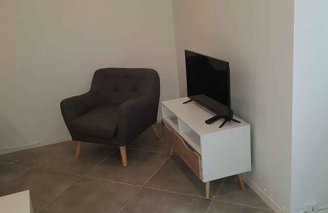 Studio rénové intra muros , centre historique , secteur Vernet
