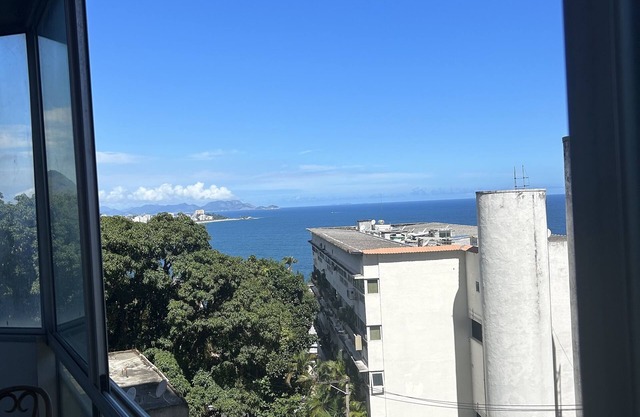Studio avec séjour, cellier, balcon et suite parentale avec bain à remous.