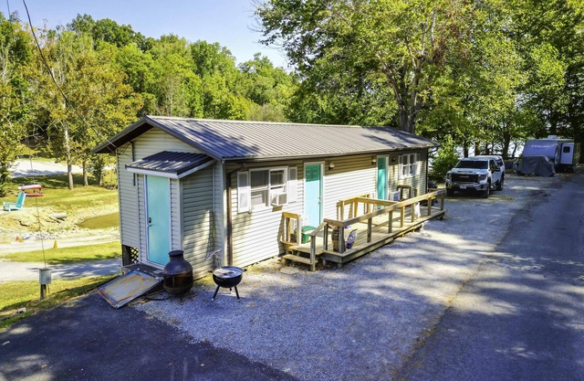 Studio Rental (Sleeps 1-4) - Studio style unit with small kitchen, bathroom, & 2 Queen Beds