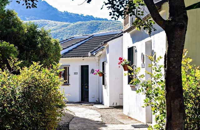 Studio Romantic Paradise 2 avec vue montagne, piscine, Wi-Fi et jardin.