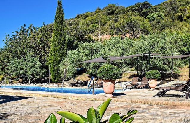 Studio Romantic Paradise 3 avec vue montagne, piscine, Wi-Fi et jardin.