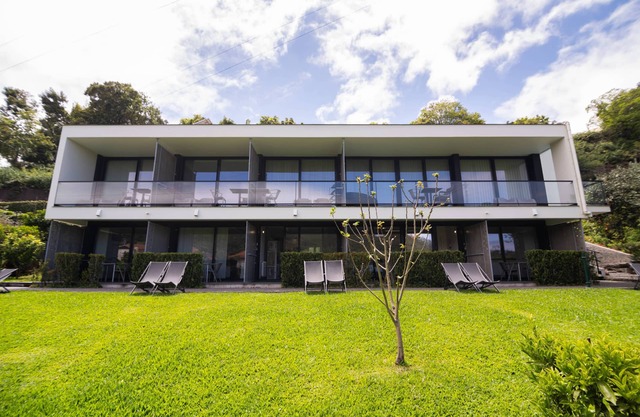 La maison de Manuel est une villa moderne et grande entouré par le champ vert