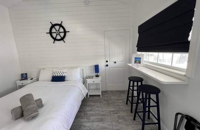 Studio steps to beach w/ queen bed #2