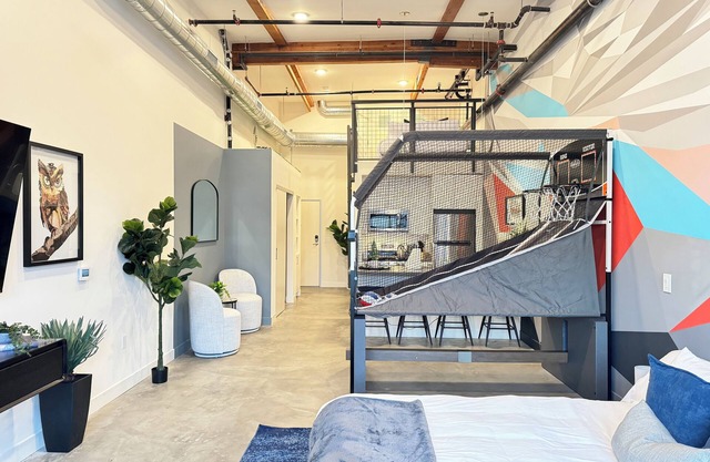 Studio-style loft with Garage door only 6 miles from Disney!