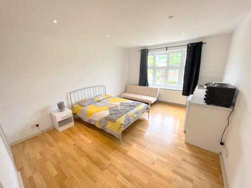 Studio (Triple) in Sutton