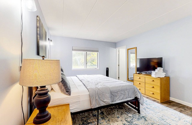 Studio w/mountain view, shared pool, hot tub, sauna, tennis courts & shuttle