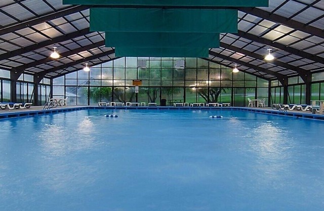 Studio avec accès à des équipements INCROYABLES | Piscines, bain à remous, salle de jeux et plus encore!