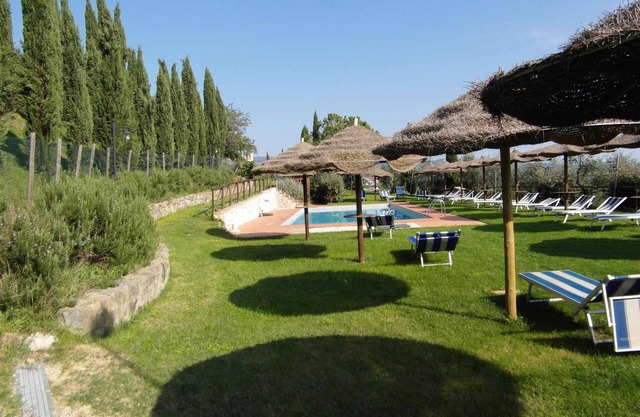 Studio avec son propre jardin et piscine extérieure