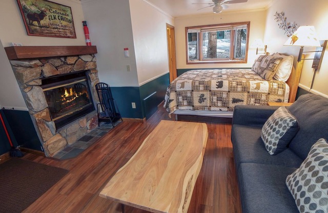 Studio with K Bed & Wood Burning Fireplace