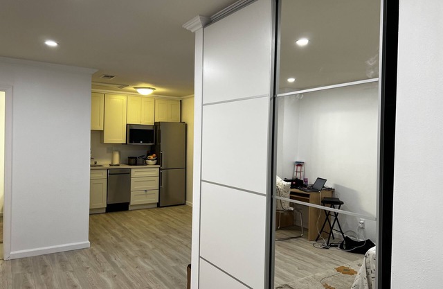 Studio with private entrance and private backyard