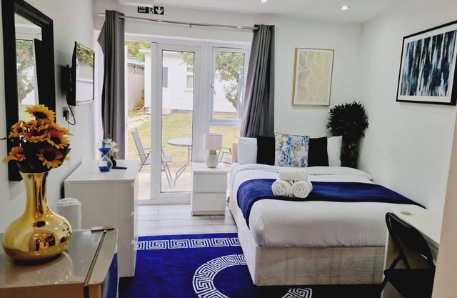 Stunning 1-bed Apartment in Harrow With Parking