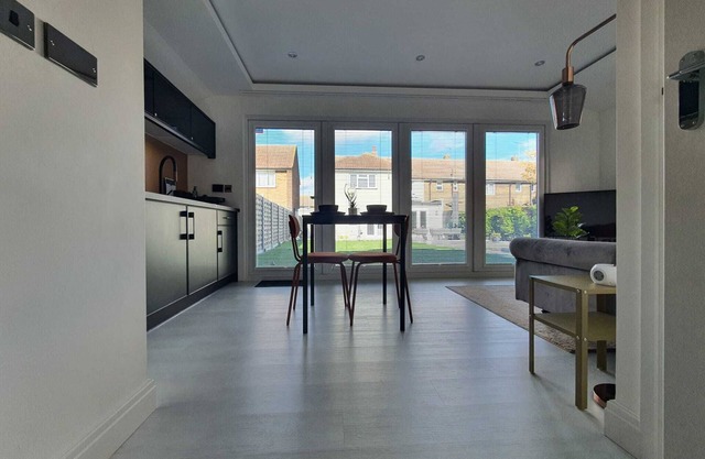 Stunning 1 King bed Cabin in Grays