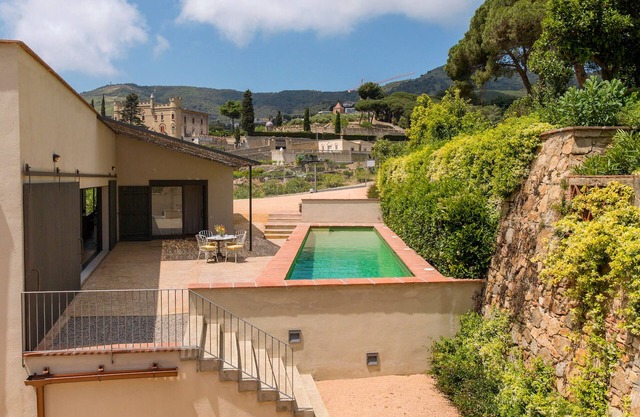 Superbe ferme du 15ème siècle dans 30 acres avec piscine privée près du village