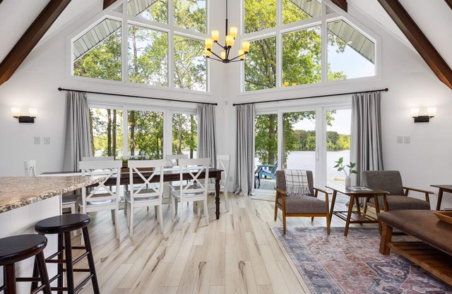Gorgeous 180 degree lakefront views!