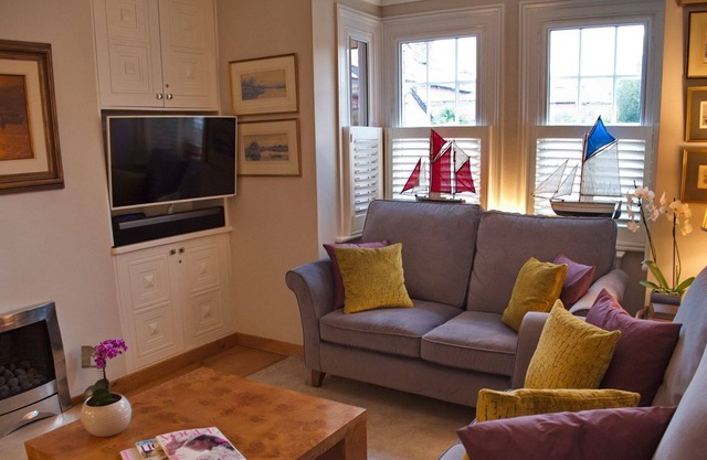 Stunning 2 bed house, central location with garden