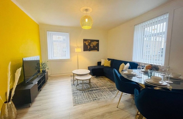 Stunning 2-Bed Apartment in Greenock - Sleeps 6