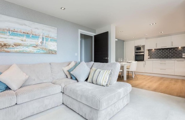 Stunning 2 bed apartment, fabulous sea view & 2 minutes to beach with parking