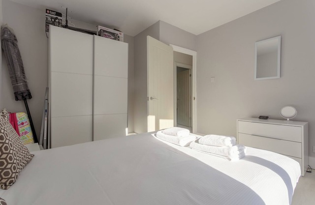2 Bedroom Apartment in Morden with Terrace
