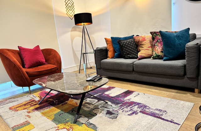 STUNNING 2 BED APARTMENT WITH PARKING