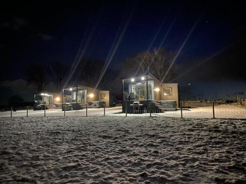 Stunning 2 Bed Glamping Cabin with private Hot Tub - Pod 1