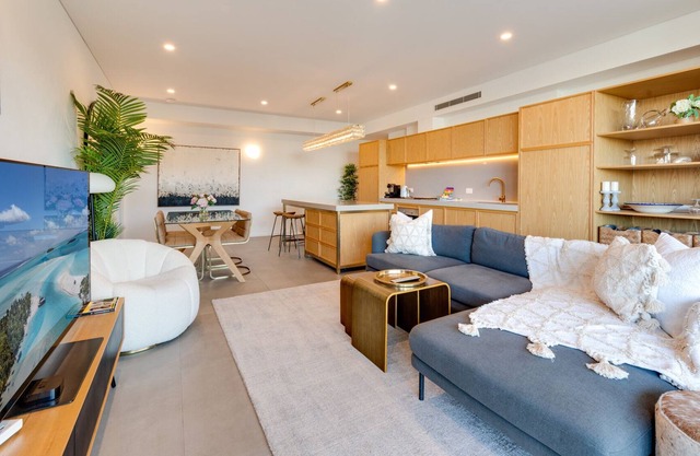 Stunning 2-Bed with Spacious Balcony Near CBD