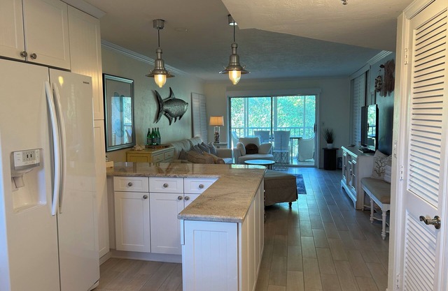 Stunning 2 bedroom, 2 balcony condo on golf course with all the ammenities