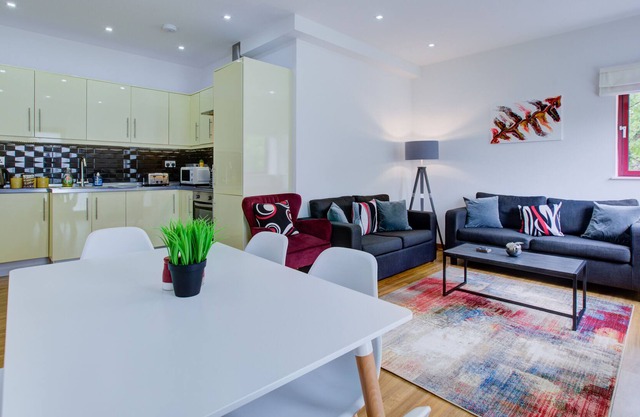 Fareham Point is a beautiful 2-bedroom apartment with free parking