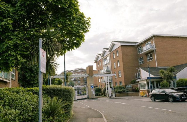 Stunning 2-Bedroom Apartment in Cardiff Bay w/Gym