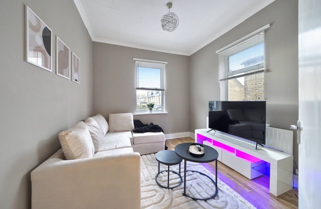 Beautiful Modern 2 Bedroom Flat, Located Near Heathrow Airport!
