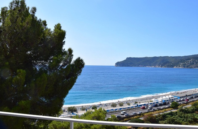 Superbe villa de 250m2 avec vue sur la mer, à 200m de la plage