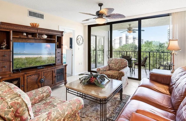 Stunning 2BD/2Bath Condo- Steps from beach, restaurants & shopping!