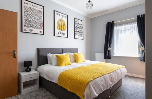 Stunning 2BR 2BA w/ Super King Beds + Free Parking