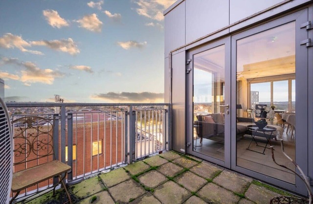Stunning 2BR Apt Bromley Views Terrace
