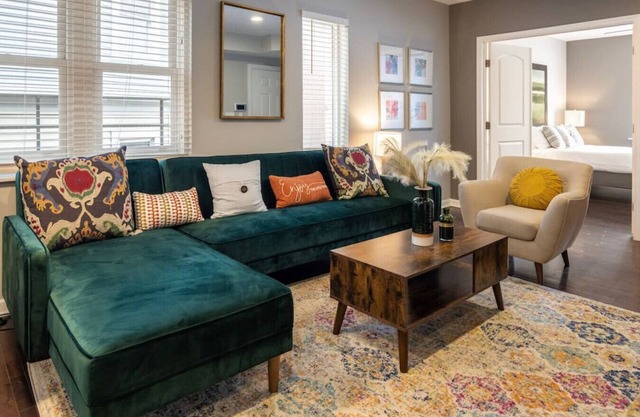 Stunning 2BR Apartment Near Downtown