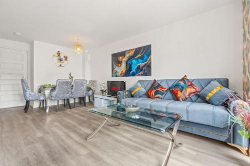 Stunning 2BR House with Garden, Netflix Walk 30min to Alton Tower