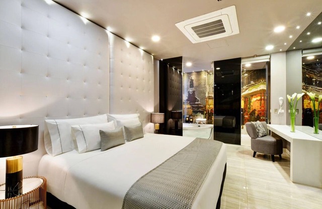 Stunning 2BR Suite w/ Jacuzzi right on Lleras Park