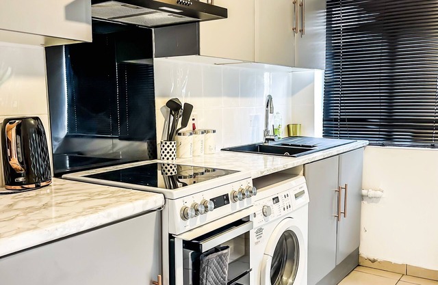 Stunning 3-Bed House in London with free parking