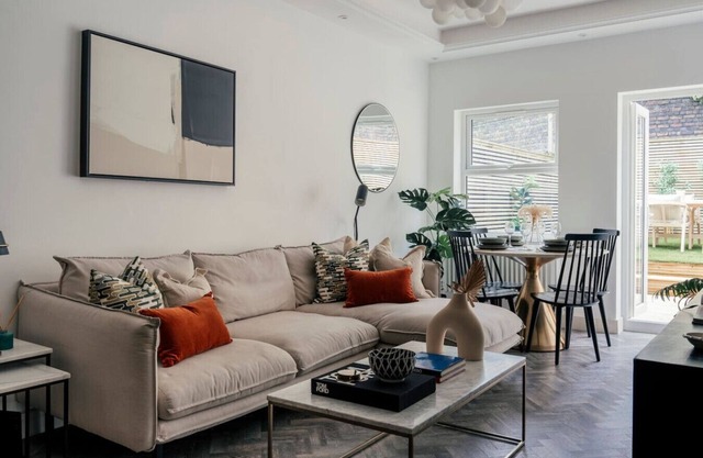Stunning 3 bedroom ground floor flat with garden