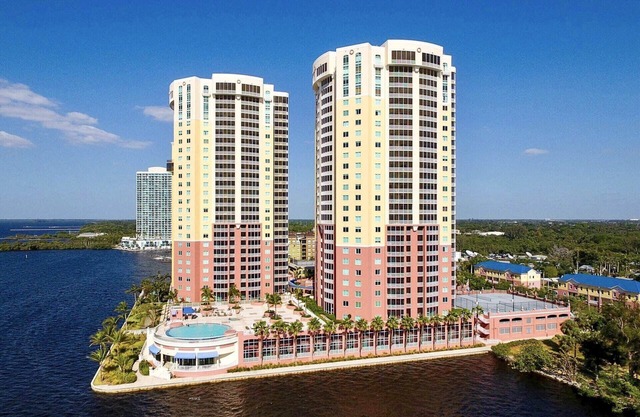Superbe condo de 3 chambres et 2 salles de bain avec vue sur la rivière Caloosahatchee