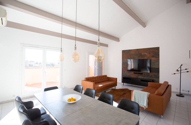 SUPERBE APPARTEMENT PENTHOUSE 3 CHAMBRES - RÉNOVÉ - GRIMAUD