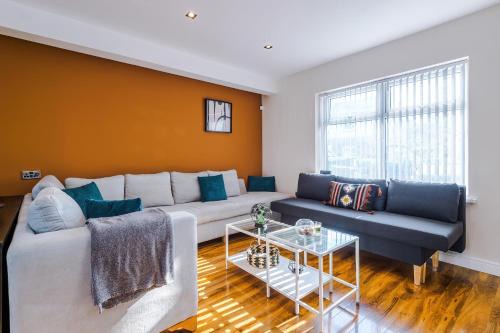 Stunning 3 Bedroom Home In Stretford, Game Room, Summer House, Smart TV, Driveway