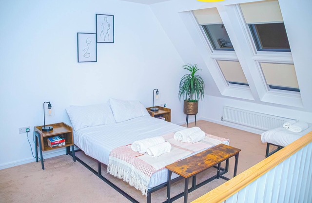 Stunning 3 Bedroom House with large Garden and Free parking